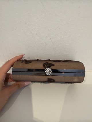 Bolso de mano con encaje y pedrería