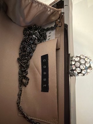 Bolso de mano con encaje y pedrería
