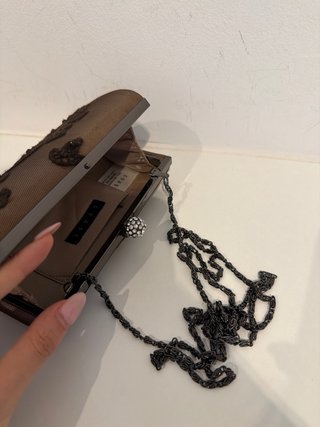 Bolso de mano con encaje y pedrería