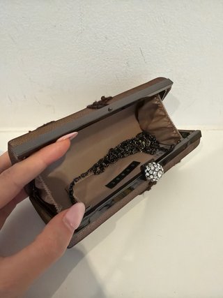 Bolso de mano con encaje y pedrería