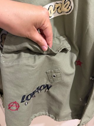 Chaqueta verde militar con parches