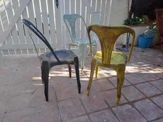 Juego de 4 sillas de metal en 4 colores.