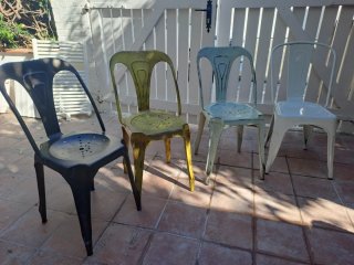 Juego de 4 sillas de metal en 4 colores.