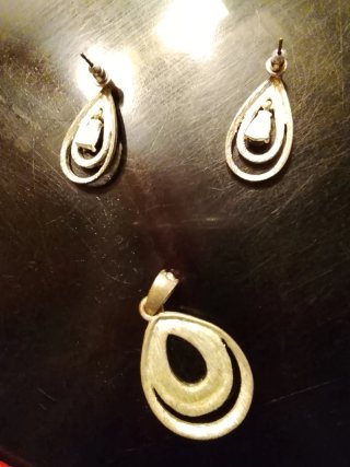 Conjunto de pendientes con piedra roja de PLATA