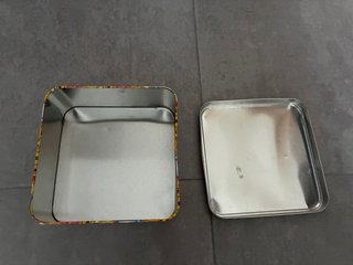 Caja metálica decorada con emojis