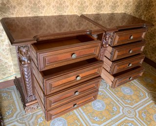 Coppia di comodini in legno color noce anni '70