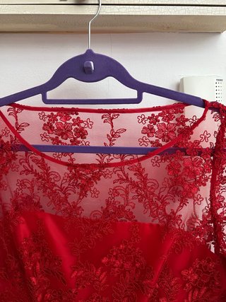 Vestido rojo de fiesta con encaje