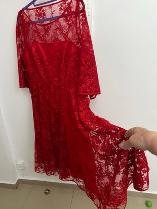 Vestido rojo de fiesta con encaje