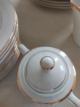 Vajilla porcelana blanca con ribete dorado