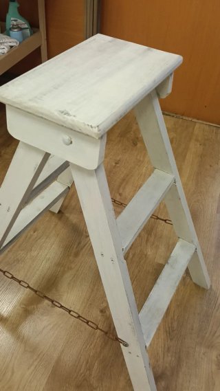 Escalera decorativa madera blanca