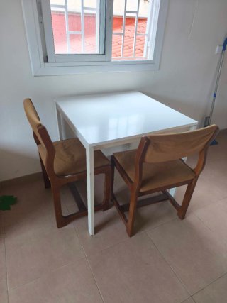Mesa Ikea y 2 Sillas