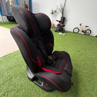 Silla coche infantil negra y roja