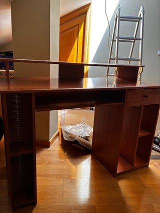 Escritorio de madera con cajón y estante