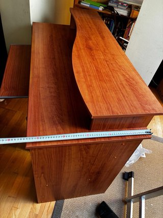 Escritorio de madera con cajón y estante