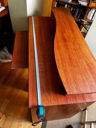 Escritorio de madera con cajón y estante