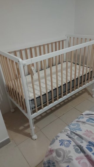 Culla bianca per neonati con sbarre in legno