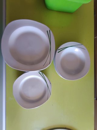 Vajilla de porcelana blanca con detalles verdes