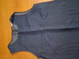 Vestido azul sin mangas con bordado