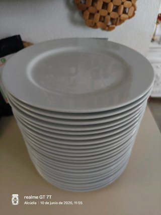 23 Platos de porcelana blancos para restaurante.