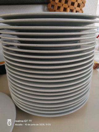 23 Platos de porcelana blancos para restaurante.