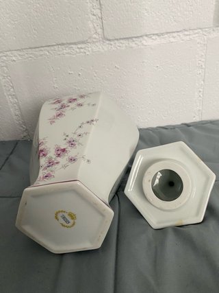 Jarrón de porcelana con flores rosas Thous.