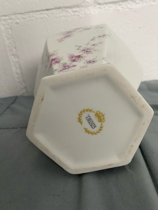 Jarrón de porcelana con flores rosas Thous.
