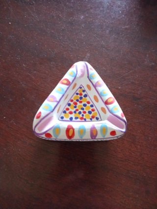 Cenicero triangular decorado
