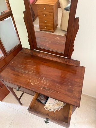 Tocador de madera con espejo