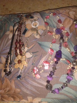 Collares varios 5€ cada uno Cada collar vale 5€