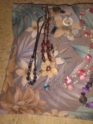 Collares varios 5€ cada uno Cada collar vale 5€