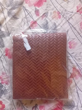 Cartera de piel de cocodrilo marrón