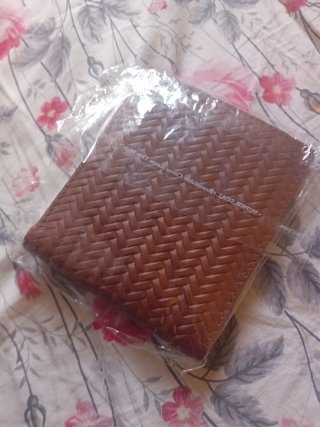 Cartera de piel de cocodrilo marrón