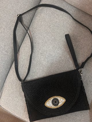 Bolso negro con ojo dorado