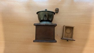 2 Antichi Macinini da Caffè in Legno e Metallo