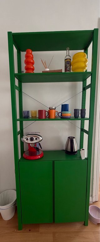 Estantería verde metálica y de madera