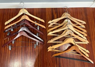 Lote 15 perchas madera y metal
