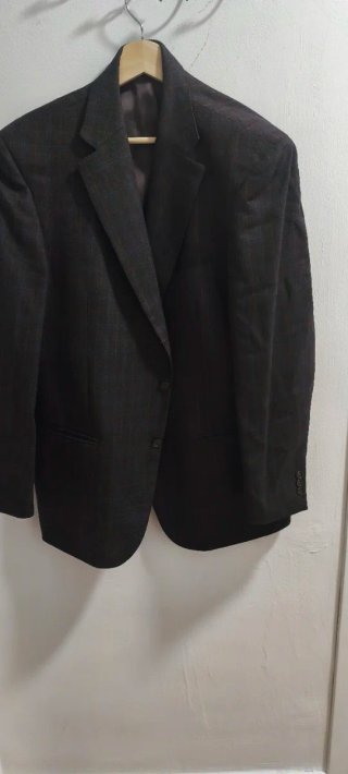 Elegante americana de vestir con estampado sutil
