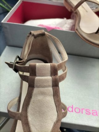 Sandalias de cuero beige y marrón