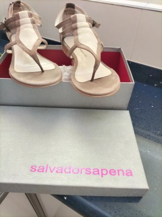 Sandalias de cuero beige y marrón