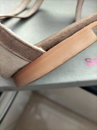Sandalias de cuero beige y marrón