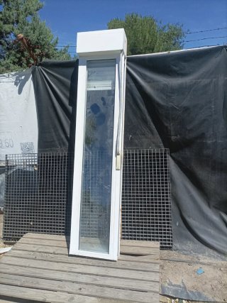 Puerta fija con persiana