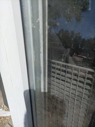 Puerta fija con persiana