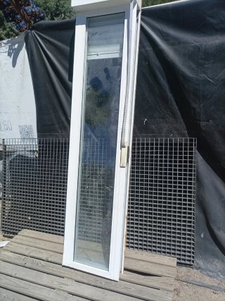 Puerta fija con persiana