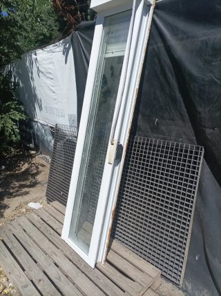 Puerta fija con persiana
