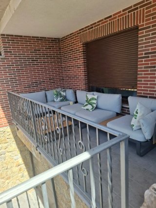 Sofá modular con mesa auxiliar