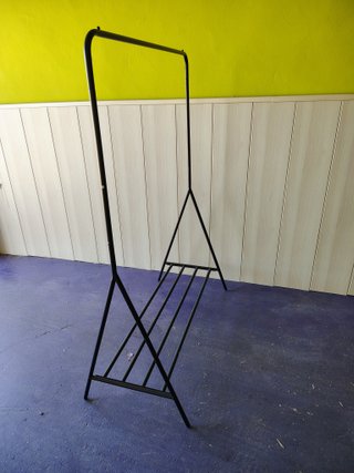 2 Percheros de pie metálicos negros