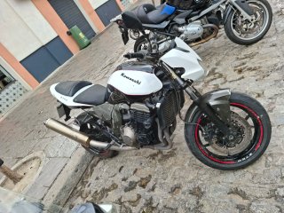 Moto Naked Negra y Blanca.  Kawasaki z750 2006.