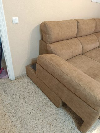 Sofá convertible en cama, prácticamente nuevo.