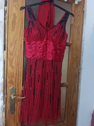 Vestido rojo con pedrería negra