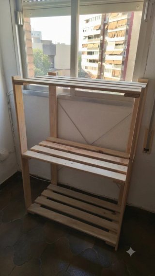 Estantería de madera cruda